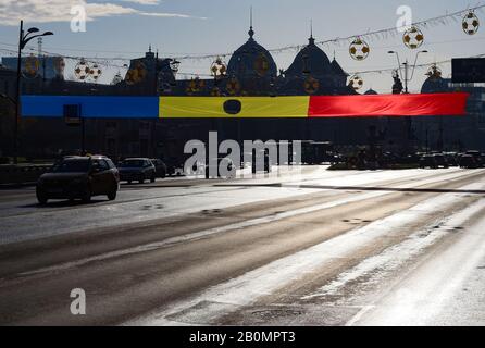 Bucarest, Romania - 22 dicembre 2019: Una bandiera rumena con un buco nel mezzo è esposto vicino a Piazza dell'Università in memoria delle vittime del Foto Stock