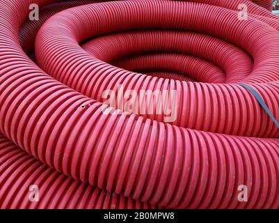 Bucarest, Romania - 22 Ottobre 2019: Rosso di telecomunicazione cavo corrugato tubo di telaio è visto in una strada a Bucarest. Questa immagine è per contatti Foto Stock