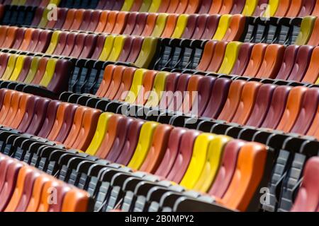 Bucarest, Romania - 29 agosto 2019: il vuoto di sedili colorati del National Arena Stadium sono stati puliti prima di una partita di calcio a Bucarest. Foto Stock