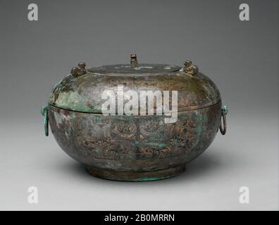 Contenitore rituale per alimenti Con Copertura (Dui), Cina, dinastia Zhou orientale (770–256 a.C.), Data ca. 4th secolo a.C., Cina, Bronzo intarsiato con composizione di nero d'osso e lacca, H. 5 3/8 in. 13,7 cm; diam. 8 1/4 poll. (21 cm), Metallo Foto Stock