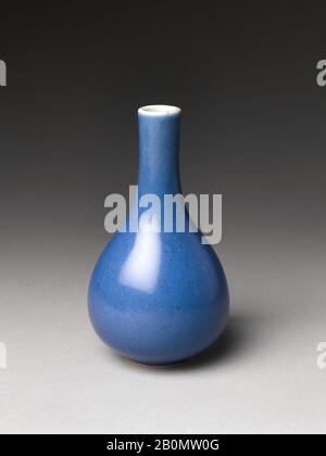 Vaso, Cina, dinastia Qing (1644–1911), Data 18th secolo, Cina, porcellana con smalto blu (Jingdezhen ware), H. (15,2 cm), ceramica Foto Stock
