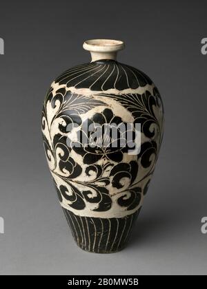 Vaso con rotolo di Peony, Cina, dinastia di Song del Nord (960–1127), Data 11th–inizio 12th secolo, Cina, Gres con slip bianco e nero e decorazione tagliata sotto smalto trasparente (Cizhou ware), H. 12 1/2 in. (31,8 cm), ceramica Foto Stock