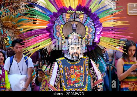 Tlaxcala de Xicohténcatl, Messico, febbraio 20th, 2020. La parata di apertura del Carnevale 2020 nella strada della capitale dello stato. Sotto il tema 'salvataggio e conservazione delle nostre Dogane e Tradizioni', la sfilata presenta vari gruppi di partecipanti, chiamati cucciolate di Huehue indossando costumi tradizionali da tutto lo stato. Le huehues di Tlaxcala hanno la loro origine nel XVII secolo. Poiché non potevano assistere alle feste dei loro patroni, i nativi di Tlaxcala imitavano le danze e l'abito degli spagnoli e delle loro Signore. Credito: Meanderingemu/Alamy Live News Foto Stock