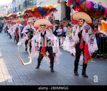 Tlaxcala de Xicohténcatl, Messico, febbraio 20th, 2020. La parata di apertura del Carnevale 2020 nella strada della capitale dello stato. La Parata presenta vari gruppi di partecipanti, chiamati cucciolate (Camada) indossando costumi tradizionali da tutto lo stato, qui un gruppo di ballerini Churros maschili. Foto Stock