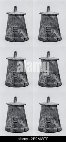 Campana, Iran, Età del ferro, Data 1st millennio a.C. (?), Iran, Bronzo, 4,13 pollici (10,49 cm), Metalwork-equestrian Foto Stock