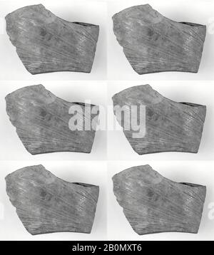 Sherd, Iran, Età Del Bronzo Precoce, Data Ca. 3100-2500 a.C., Iran, Nishapur, Iran, ceramica, 2,17 x 0,31 pollici. (5,51 x 0,79 cm), Vasi in ceramica Foto Stock