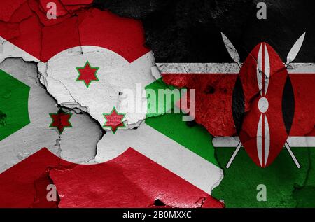 Bandiere del Burundi e del Kenya dipinte su pareti incrinate Foto Stock