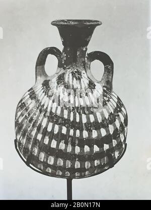 Anfore di terracotta (fiasca) in forma di conchiglia, greca, Attica, classica, Data 4th sec. a.C., greca, Attica, Terracotta, H. 3 3/8 in (8,6 cm), larghezza 2 1/2 in (6,4 cm), profondità 3 1/4 in (8,3 cm), Vasi Foto Stock