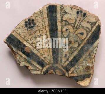 Frammento, 14th secolo, Attribuito alla Siria, Stonepaste; pittura di underglaze, ceramica Foto Stock