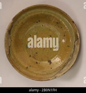 Ciotola, 14th-15th secolo, Attribuita all'Egitto, Earthenware; glassato, Ceramica Foto Stock