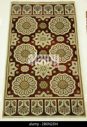 Yastik, Cushion Cover, 17th secolo, Attribuito alla Turchia, seta, cotone, filo metallico avvolto; velluto tagliato e annullato, broccato, tessile: H. 46 1/4 in. (117,5 cm), W. 26 1/4 in. (66,7 cm), montaggio: H. 49 1/4 in. (125,1 cm), W. 29 1/2 in. (74,9 cm), D. 1" (2,5 cm), Tessuto tessile Foto Stock