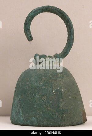 Bell, 5th-8th secolo, Dalla Palestina, Sbaita, Bronze, H. 2 3/4 in. (7 cm), diam. 1 3/4 poll. (4,4 cm), Peso 2,7 once (76,6 g), Metallo Foto Stock