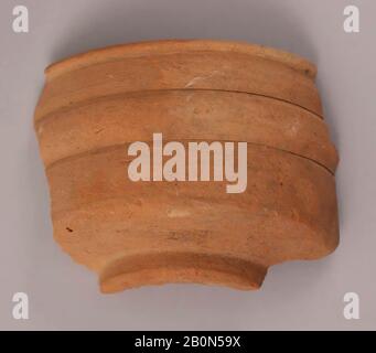 Frammento, 9th secolo, Trovato Iraq, Basra, Earthenware; non lazed, H. 2 5/8 in. (6,7 cm), W. 3 5/8 in. (9,2 cm), ceramica Foto Stock