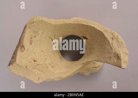 Frammento, 9th secolo, Trovato Iraq, Basra, Earthenware; non lazed, H. 3 1/16 in. (7,7 cm), W. 4 5/16 in. (11 cm), D. 2 9/16 in. (6,5 cm), ceramica Foto Stock