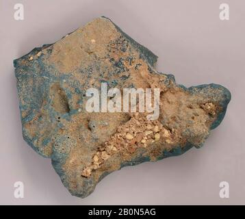 Frammento, 9th secolo, Trovato Iraq, Basra, vetro, H. 1 3/8 in. (3,5 cm), L. 4 15/16 in. (12,5 cm), W. 4" (10,2 cm), vetro Foto Stock