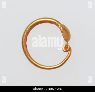 Auricolare con anello liscio e disco, oro, Diametro: 1/2 x 1/8 in. (1,3 x 0,4 cm), oro e argento Foto Stock