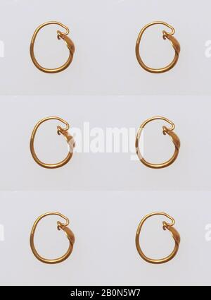 Auricolare con anello liscio e disco, oro, Altro: 7/16 x 3/16 x 1/2 in. (1,1 x 0,4 x 1,2 cm), oro e argento Foto Stock