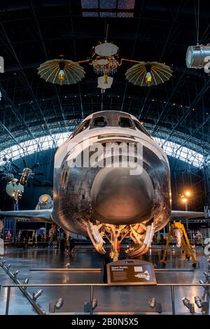 Chantilly, Virginia - 16 febbraio 2020 - Space Shuttle Discovery all'interno del McDonnell Space Hangar al Centro Steven F. Udvar-Hazy degli Smiths Foto Stock