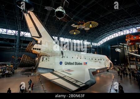 Chantilly, Virginia - 16 febbraio 2020 - Space Shuttle Discovery all'interno del McDonnell Space Hangar al Centro Steven F. Udvar-Hazy degli Smiths Foto Stock