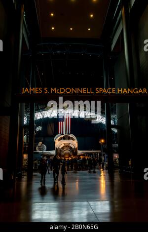 Chantilly, Virginia - 16 febbraio 2020 - Space Shuttle Discovery all'interno del McDonnell Space Hangar al Centro Steven F. Udvar-Hazy degli Smiths Foto Stock