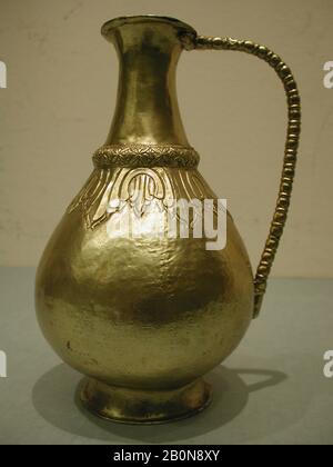 Ewer, 19th secolo, Attribuito a Ungheria, Budapest, metallo di base placcato, H. 8 1/4 in. (21 cm), W. 5" (12,7 cm), Riproduzioni Foto Stock