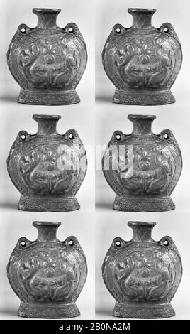 Bottiglia pellegrina, Cina, dinastia Tang (618–907), Cultura: Cina, Ceramica, H. 7 3/4 in. (19,7 cm); W. 6 1/2 in. (16,5 cm), ceramica Foto Stock