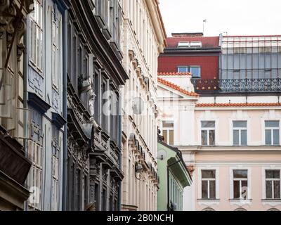 Tipica facciata austro-ungarico di un appartamento in stile barocco edificio residenziale in una strada della città vecchia, centro storico di Praga Repubblica Ceca, Foto Stock