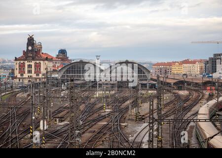 Praga, CECHIA - 2 NOVEMBRE 2019: Sala principale della stazione ferroviaria principale di Praga, Praha Hlavni Nadrazi, con piattaforme, rotaie e treni. È il più impor Foto Stock