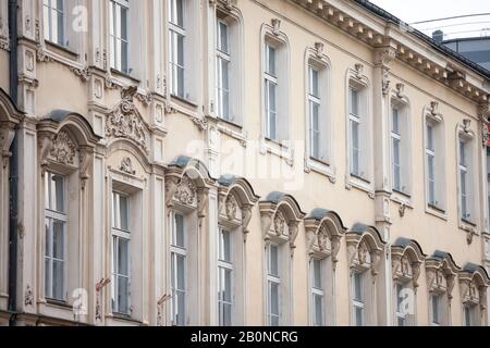 Tipica facciata austro-ungarico di un appartamento in stile barocco edificio residenziale in una strada della città vecchia, centro storico di Praga Repubblica Ceca, Foto Stock