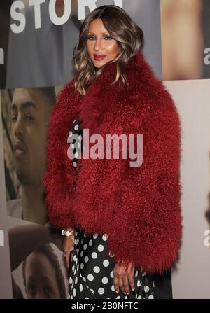 New York, NY, Stati Uniti. 20th Feb, 2020. Iman agli arrivi del WEST SIDE STORY Revival Opening Night on Broadway, Il Broadway Theatre, New York, NY 20 febbraio 2020. Credito: Cj Rivera/Everett Collection/Alamy Live News Foto Stock