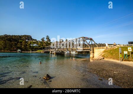 Vista dal sud-est del ponte sulla Wagonga Inlet, completata nel 1931 a Narooma, Costa Sud del nuovo Galles del Sud, Australia Foto Stock