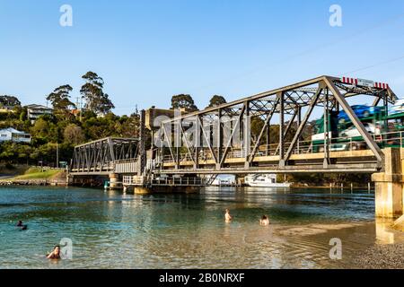 Vista dal sud-est del ponte sulla Wagonga Inlet, completata nel 1931 a Narooma, Costa Sud del nuovo Galles del Sud, Australia Foto Stock