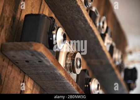 Una collezione di vecchie fotocamere fotografiche in mostra su una mensola in legno Foto Stock