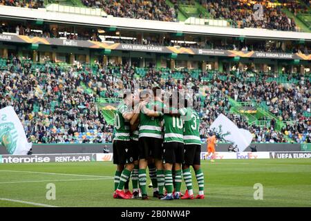 Lisbona, Portogallo. 20th Feb, 2020. I giocatori di Sporting CP celebrano dopo aver segnato durante il round della UEFA Europa League di 32 partite di calcio della prima tappa tra lo Sporting CP e Istanbul Basaksehir allo stadio Alvalade di Lisbona, Portogallo, il 20 febbraio 2020. Credito: Pedro Fiuza/Xinhua/Alamy Live News Foto Stock