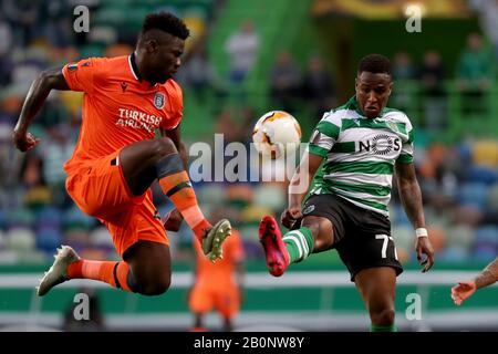 Lisbona, Portogallo. 20th Feb, 2020. Carlos Ponck di Istanbul Basaksehir (L) vies con Jovane Cabral dello Sporting CP durante il round della UEFA Europa League di 32 partite di calcio prima tappa tra lo Sporting CP e Istanbul Basaksehir allo stadio Alvalade di Lisbona, Portogallo, il 20 febbraio 2020. Credito: Pedro Fiuza/Xinhua/Alamy Live News Foto Stock