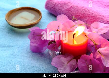 Primo piano di candele di cera bruciante sul tavolo Foto Stock