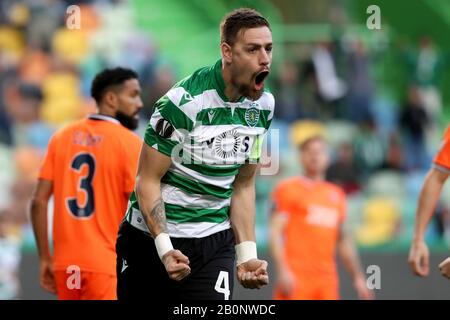 Lisbona, Portogallo. 20th Feb, 2020. Sebastian Coates of Sporting CP festeggia dopo aver segnato un gol durante il round di 32 partite di calcio della UEFA Europa League tra lo Sporting CP e Istanbul Basaksehir allo stadio Alvalade di Lisbona, Portogallo, il 20 febbraio 2020. Credito: Pedro Fiuza/Xinhua/Alamy Live News Foto Stock