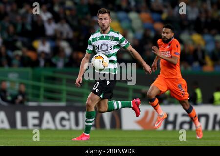 Lisbona, Portogallo. 20th Feb, 2020. Andraz Sporar of Sporting CP (L) vies con Gael Clichy di Istanbul Basaksehir durante il round della UEFA Europa League di 32 partite di calcio prima tappa tra Sporting CP e Istanbul Basaksehir allo stadio Alvalade di Lisbona, Portogallo, il 20 febbraio 2020. Credito: Pedro Fiuza/Xinhua/Alamy Live News Foto Stock