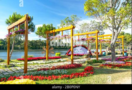 Arte decorazione giardini fioriti sul lungofiume per il Festival dei Fiori. Questo festival annuale in primavera, quando i ciliegi fioriscono in tutto il altopiano Foto Stock