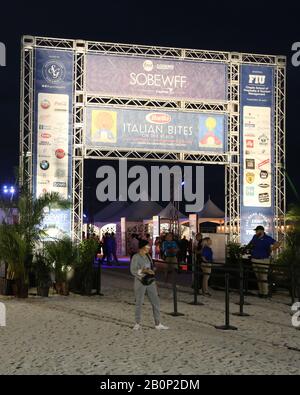 Miami BEACH, Florida - 20 FEBBRAIO: Atmosfera al Miami Wine & Food Festival il 20 febbraio 2020 a Miami Beach, Florida. People: Atmosphere Credit: Storms Media Group/Alamy Live News Foto Stock