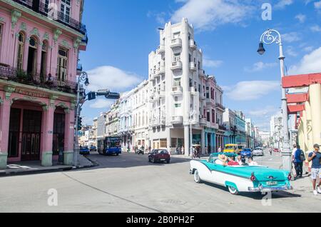 Scena a la Havana a Cuba. Le auto d'epoca corrono lungo una città congelata nel tempo Foto Stock