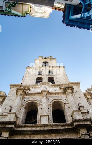 Vista dei vecchi edifici della vecchia Havana a Cuba Foto Stock