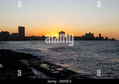 Tramonto a Malecon a l'Avana Foto Stock