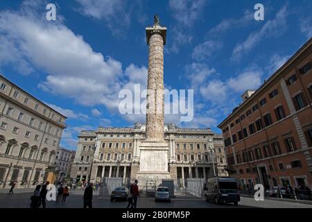 Colonna di Marco Aurelio, classica colonna di vittoria romana in Piazza colonna, Roma, Italia Foto Stock