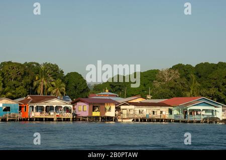 Case A Semporna, Borneo Island, Malesia Foto Stock