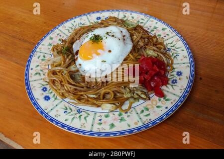 Yokote Yakisoba, tagliatelle fritte con condimento di uova fritte. Un gourmet regionale giapponese Foto Stock