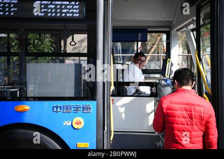 Città Del Messico, Messico. 17th Gen 2020. Un autista di un tram prodotto dalla società cinese Yutong parla con un passeggero a Città del Messico, Messico, il 17 gennaio 2020. Credito: Xin Yuewei/Xinhua/Alamy Live News Foto Stock