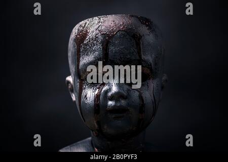 Creepy bloody doll nel buio Foto Stock