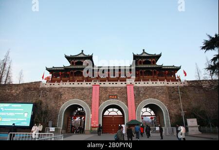 Jiangsu, Jiangsu, Cina. 21st Feb, 2020. Jiangsu, CHINA-On February 20, 2020, a Nanjing, provincia di Jiangsu, alcuni residenti sono venuti al parco del lago di Xuanwu per avvicinarsi alla natura e godersi lo splendido paesaggio primaverile. Credito: Sipa Asia/Zuma Wire/Alamy Live News Foto Stock