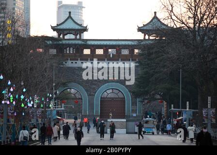 Jiangsu, Jiangsu, Cina. 21st Feb, 2020. Jiangsu, CHINA-On February 20, 2020, a Nanjing, provincia di Jiangsu, alcuni residenti sono venuti al parco del lago di Xuanwu per avvicinarsi alla natura e godersi lo splendido paesaggio primaverile. Credito: Sipa Asia/Zuma Wire/Alamy Live News Foto Stock